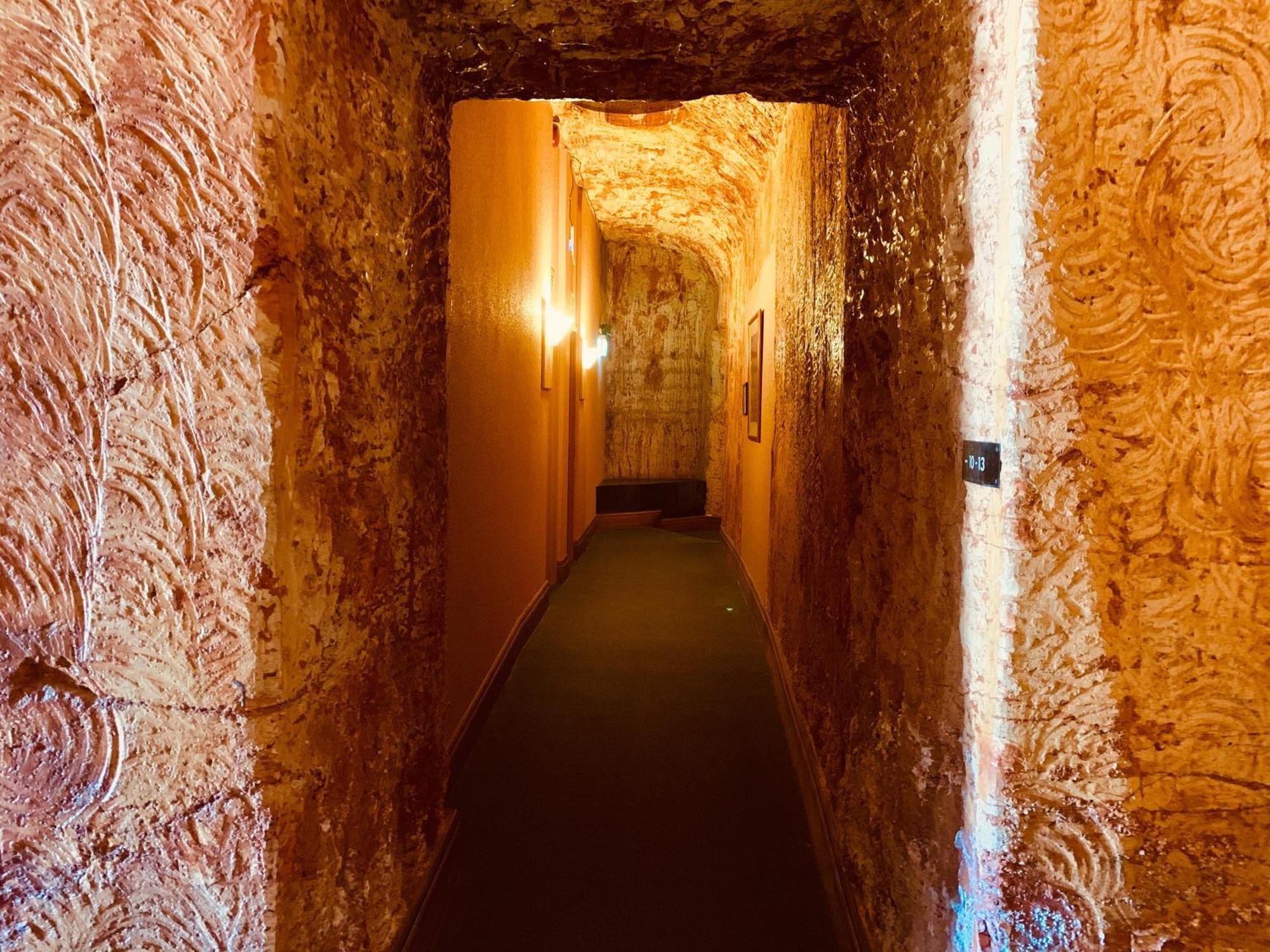 Desert Cave Hotel Coober Pedy Esterno foto