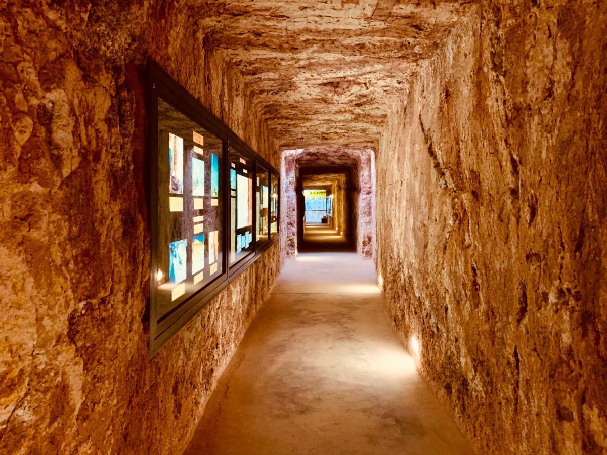 Desert Cave Hotel Coober Pedy Esterno foto